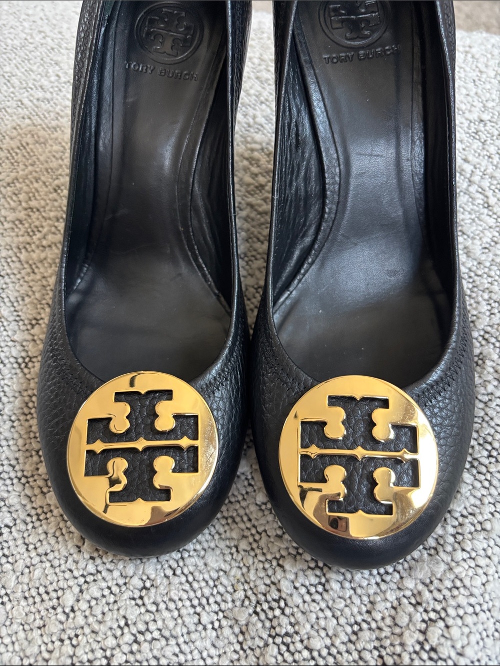 New! Tory Burch Black Pebbled Leather Wedge Heels Gold Logo 9 - Picture 8 of 11